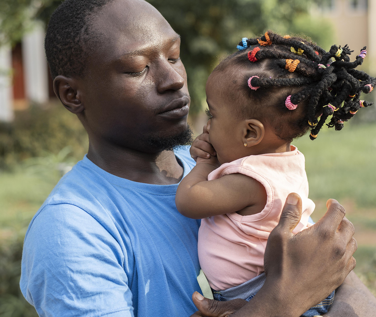 medium-shot-father-little-girl (1)